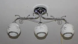 Люстра потолочная серебро белые матовые рисунок плафоны 3 лампы, Хром, Белый