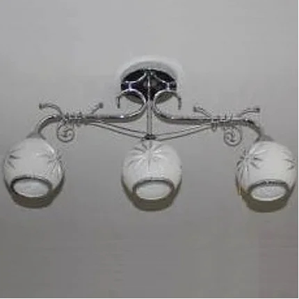 Люстра потолочная серебро белые матовые рисунок плафоны 3 лампы, Белый