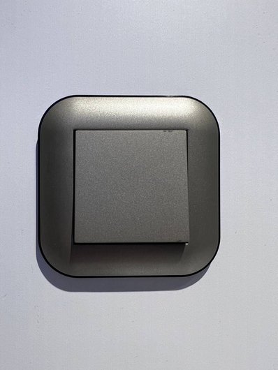 Вимикач 1-клавішний антрацит+чорний Loft 12/120, серый